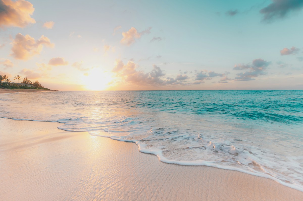 Plage de sable et mer turquoise